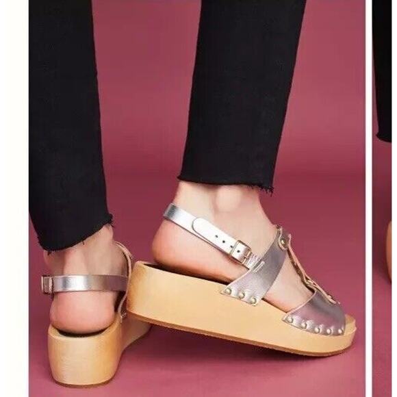 Swedish Hasbeens Rivet Sandal Wedges Leather On Trend Gold EU 39 US Size 8.5 - Picture 1 of 10